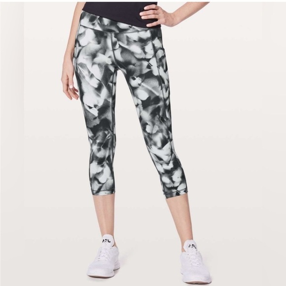 Lululemon Speed Up Crop Blush Blossom Alpine White Black - Picture 1 of 1